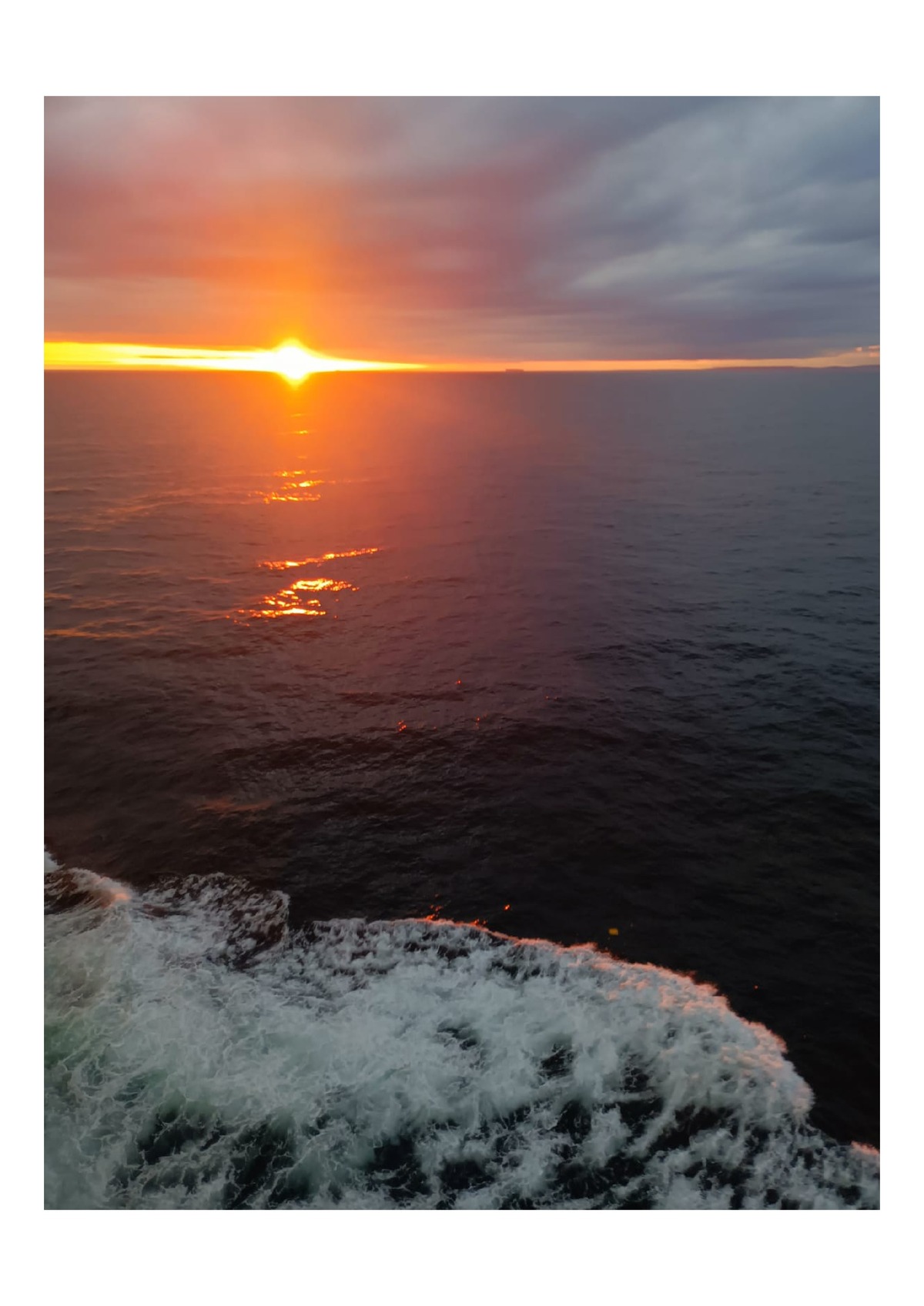 Coucher de soleil sur le pont. De quoi apaiser le mal de mer de certains Normands n’ayant pas tous le pied marin. Image