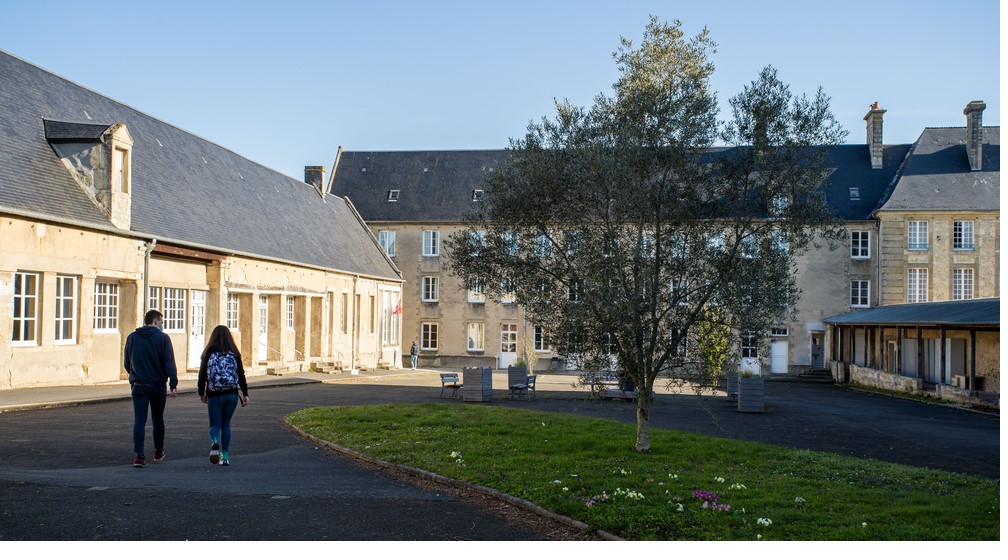 Vue de la cour intérieure du lycée Alain Chartier