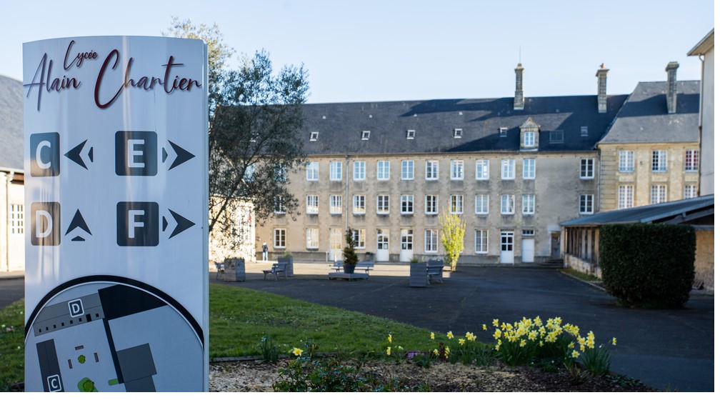 Cour intérieure du lycée Alain Chartier, à Bayeux