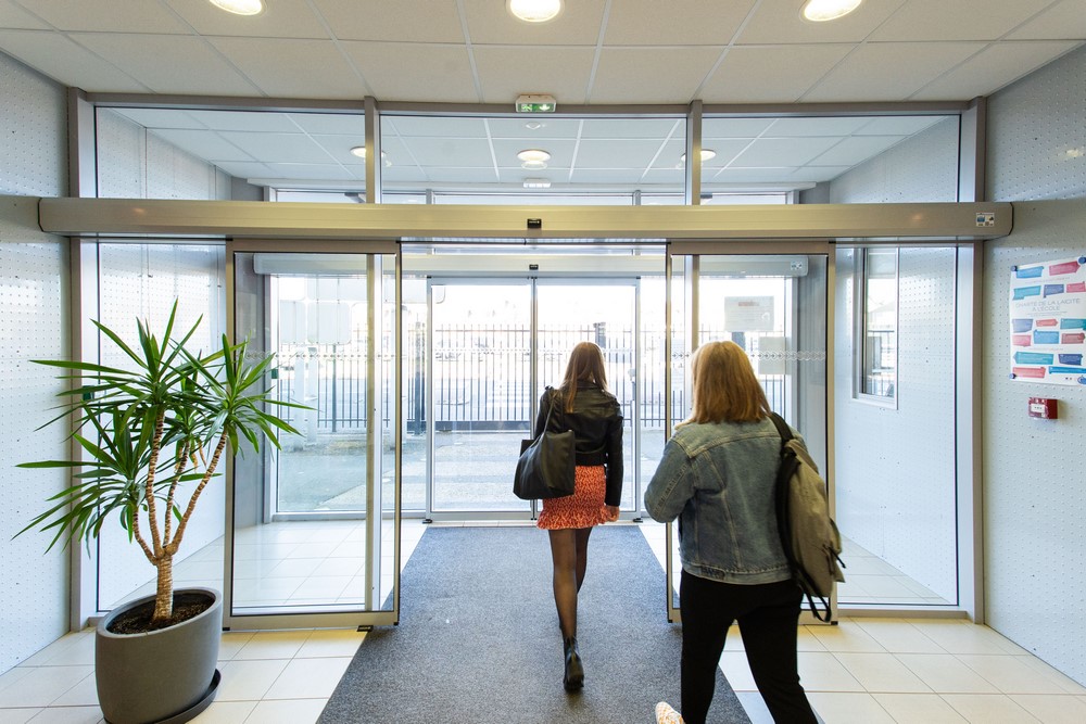 Vue du hall d'entrée vers les portes vitrées