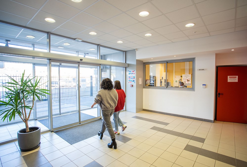 Élèves dans le hall d'entrée du lycée