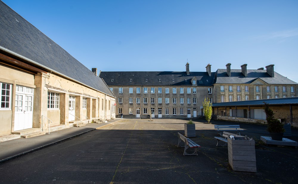 Cour intérieure du lycée, bordée de bâtiments anciens en pierre
