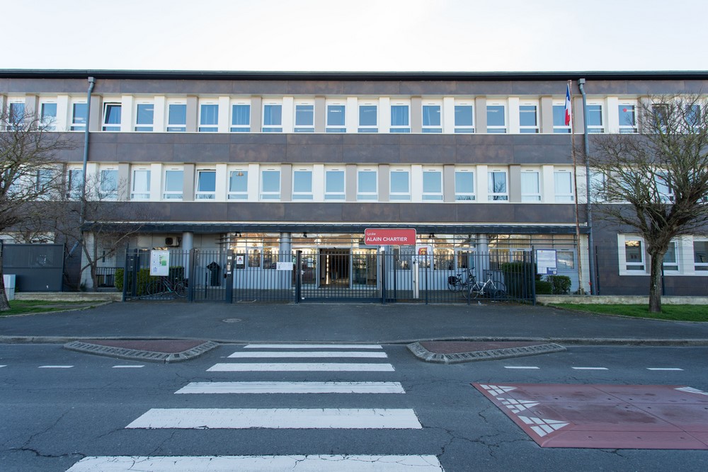 Façade du lycée vue depuis la rue