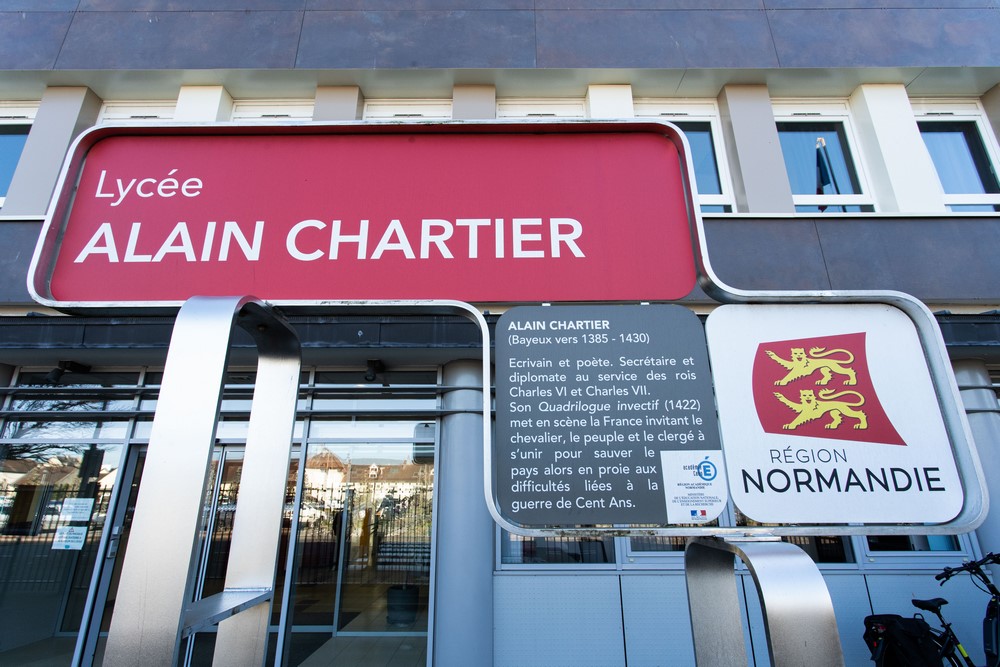 Panneau d'entrée du lycée Alain Chartier avec le logo de la Région Normandie