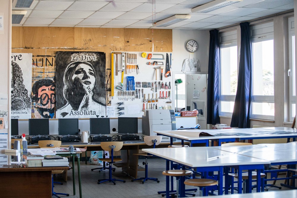 Salle d'arts plastiques avec ses plans de travail