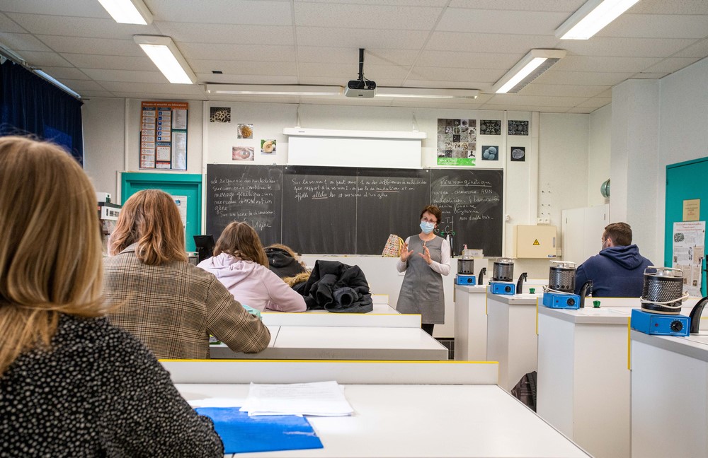 Salle de cours de sciences avec ses tables de travail