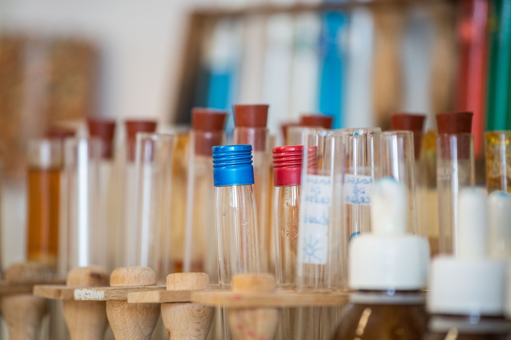 Tubes à essai dans un laboratoire de sciences du lycée
