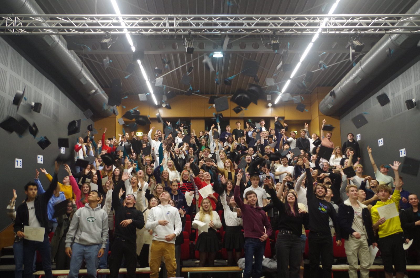 Les bacheliers 2026 lancent leur toque dans la salle polyvalente du lycée Alain Chartier